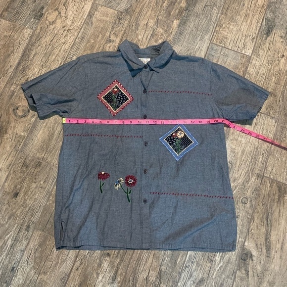 Women’s Bobbie Brooks grey button up shirt with embroidered flower patches - Picture 4 of 5
